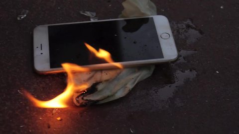 iPhone 6燃烧弹暴力测试